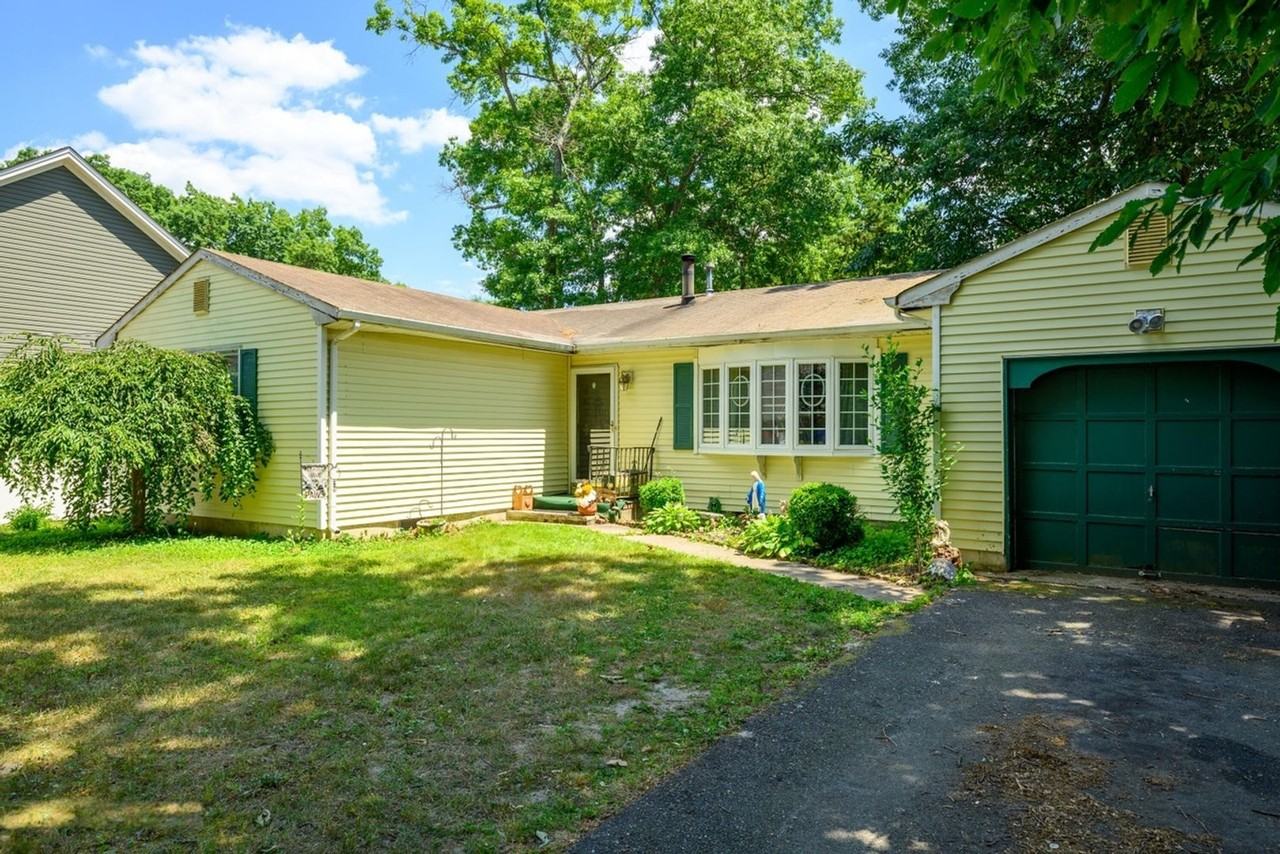 2556 Woodland Rd - Photo 4 of 19