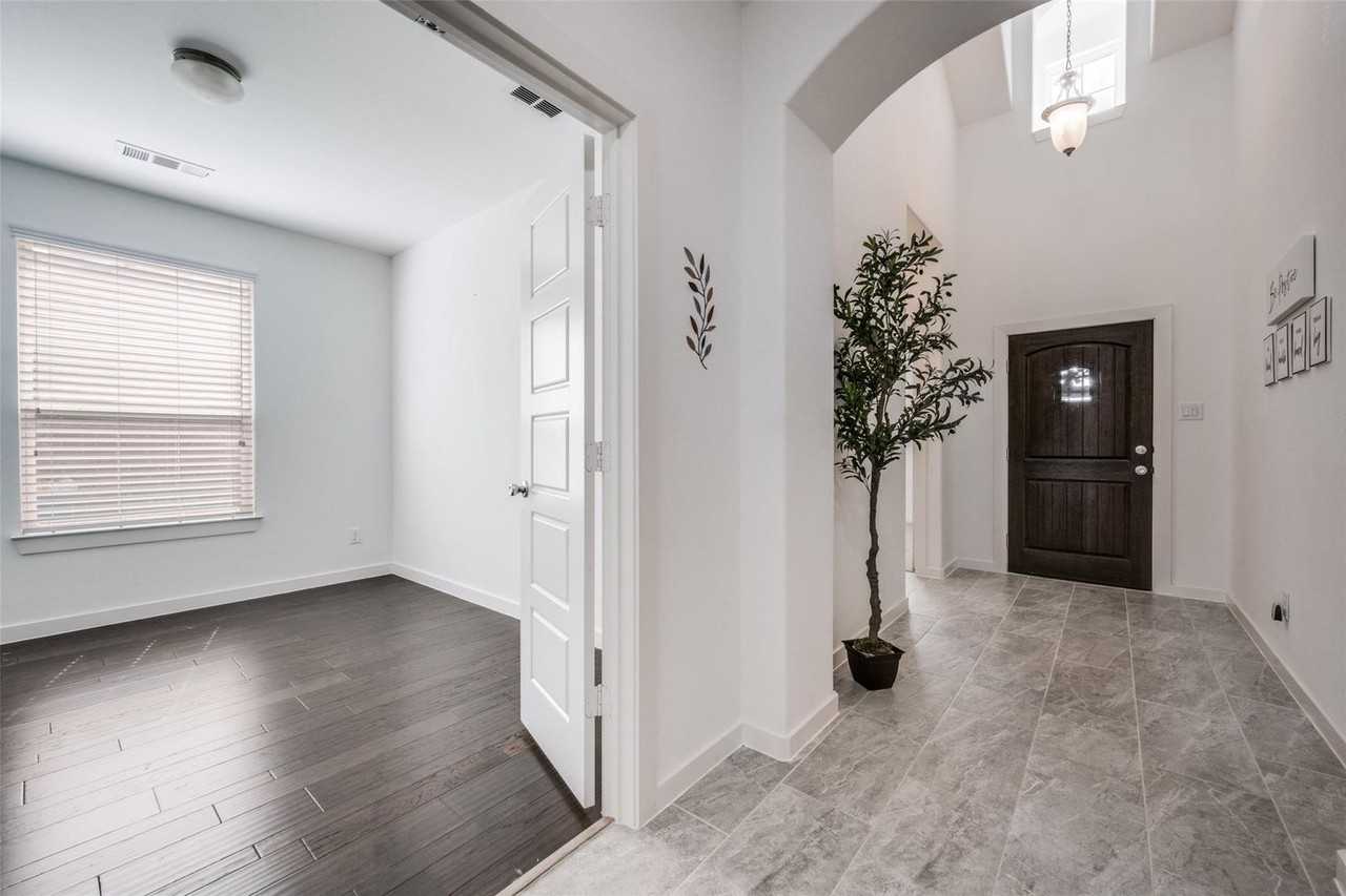 1728 Heron Way - Photo 3 of 34