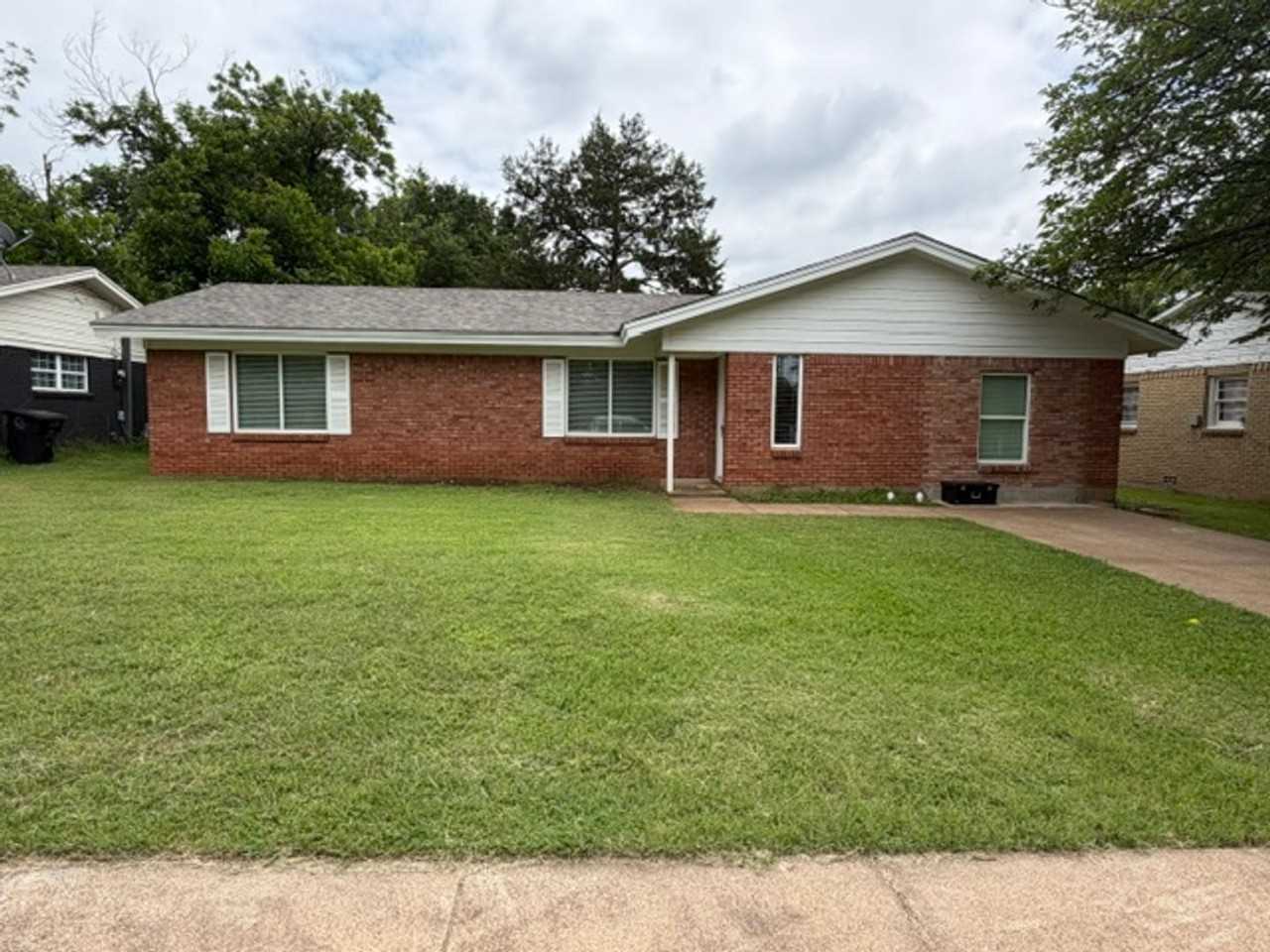 1311 Manor Dr - Photo 2 of 27
