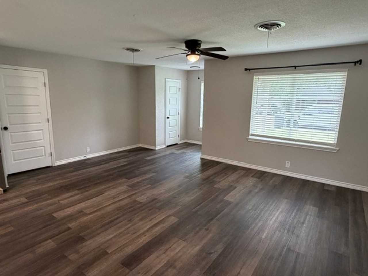 1311 Manor Dr - Photo 4 of 27