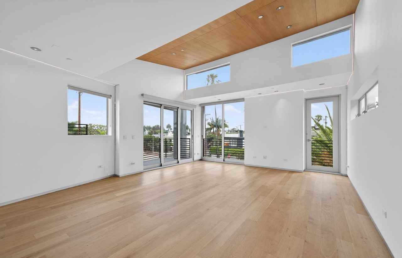404 Grand Blvd - Photo 3 of 50