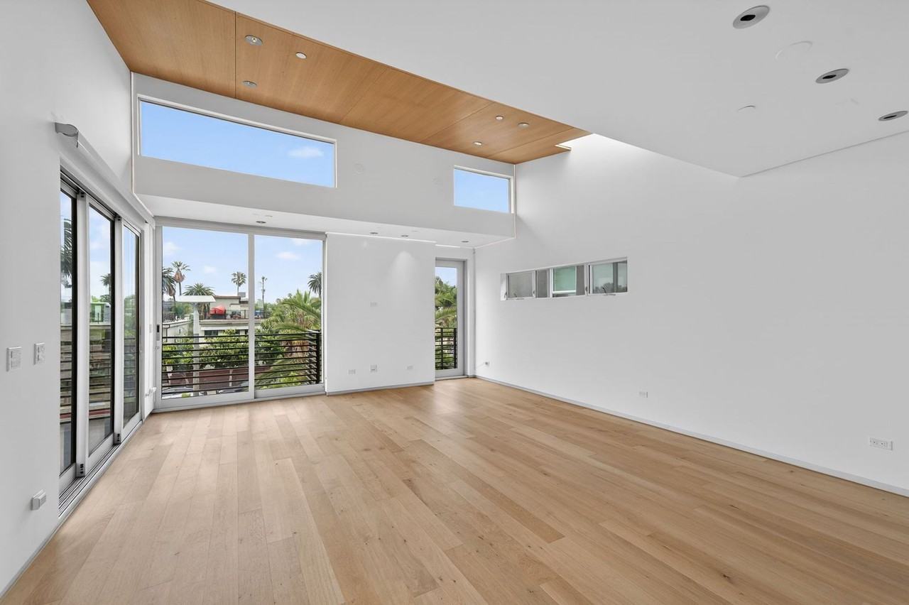 404 Grand Blvd - Photo 4 of 50