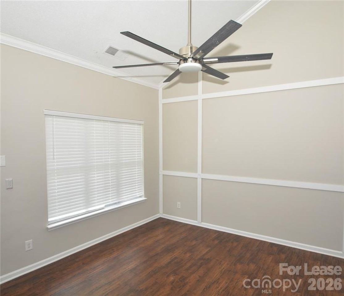 605 Mountainwater Dr - Photo 2 of 10
