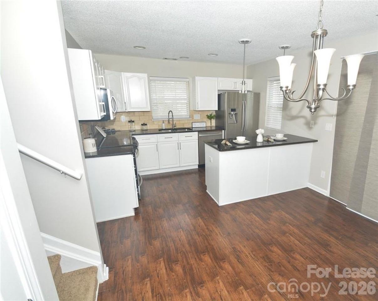 605 Mountainwater Dr - Photo 4 of 10
