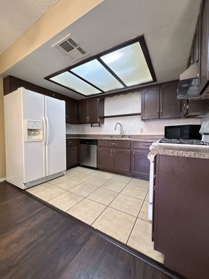 6659 W Tropicana Ave - Photo 5 of 13