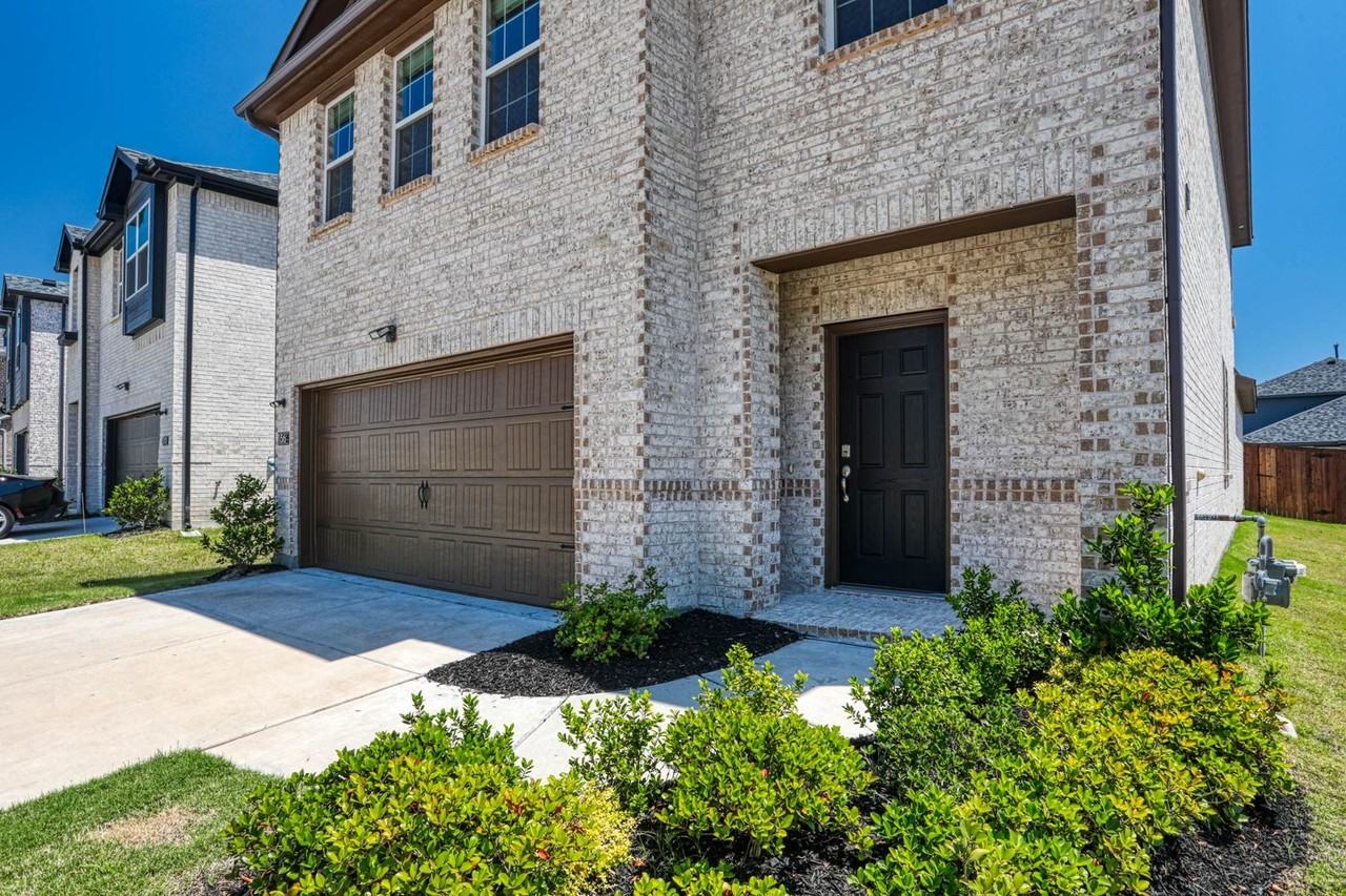 736 Portina Dr - Photo 3 of 33