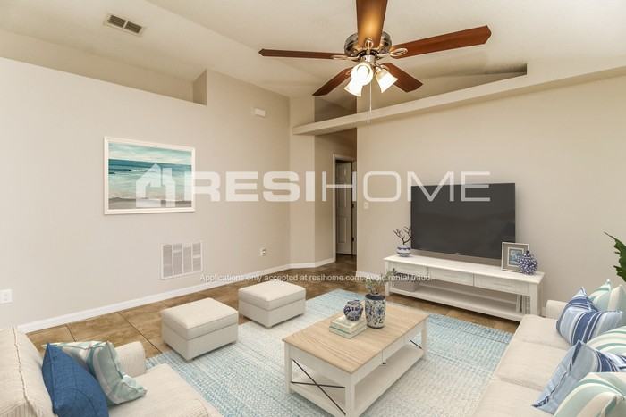1837 Lacy Ln - Photo 3 of 15