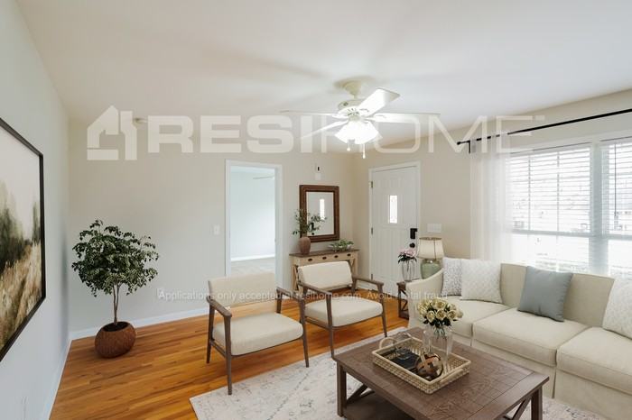 1607 Wellington Dr - Photo 4 of 17
