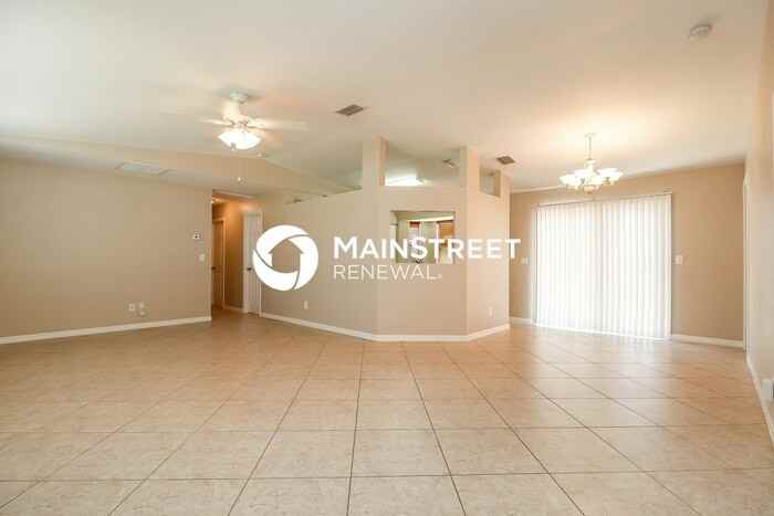 721 Nw Douglas Cir - Photo 3 of 16