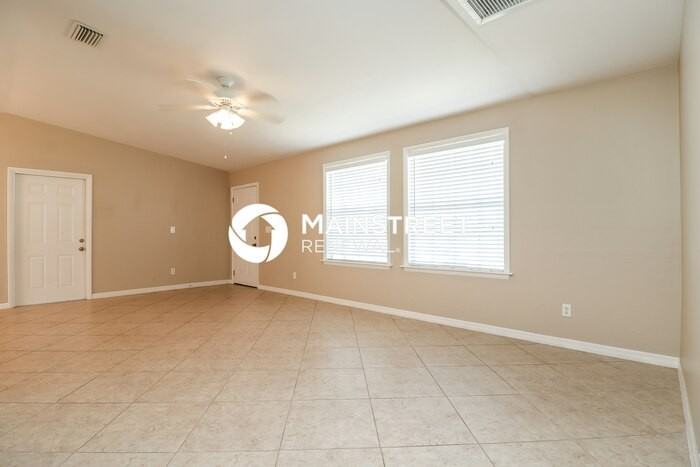 721 Nw Douglas Cir - Photo 4 of 16