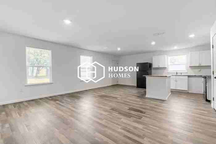 706 W 16th St - Photo 4 of 14