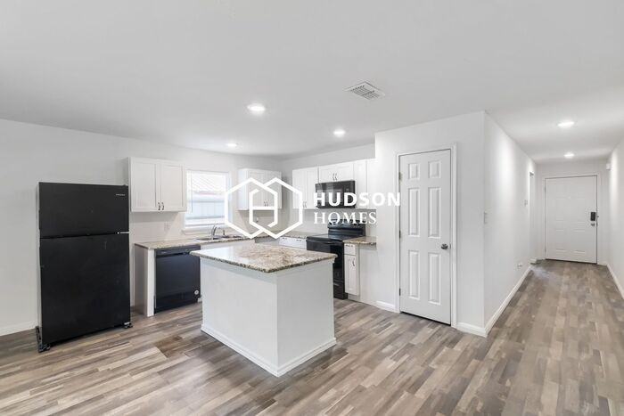 706 W 16th St - Photo 5 of 14