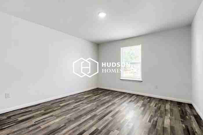 706 W 16th St - Photo 7 of 14