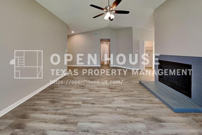 407 Rosemary Ln - Photo 4 of 20