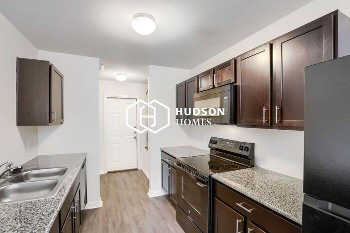 408 Jonathan St - Photo 5 of 14