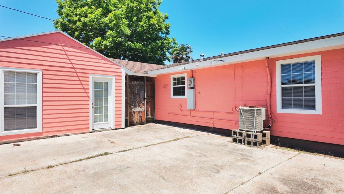 1221 Bayou Shore Dr - Photo 2 of 5