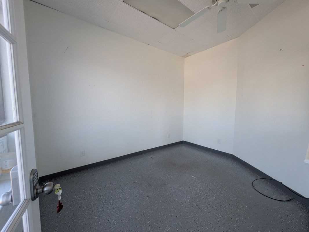 809 N Ware Rd - Photo 3 of 5
