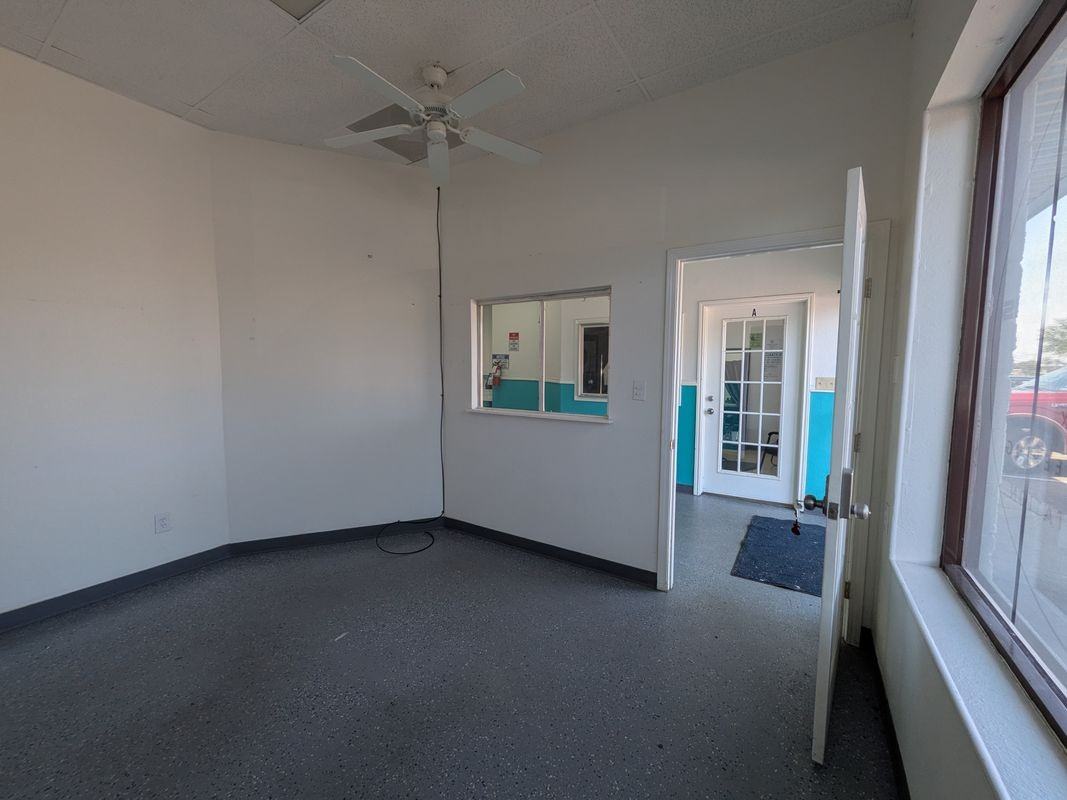 809 N Ware Rd - Photo 4 of 5