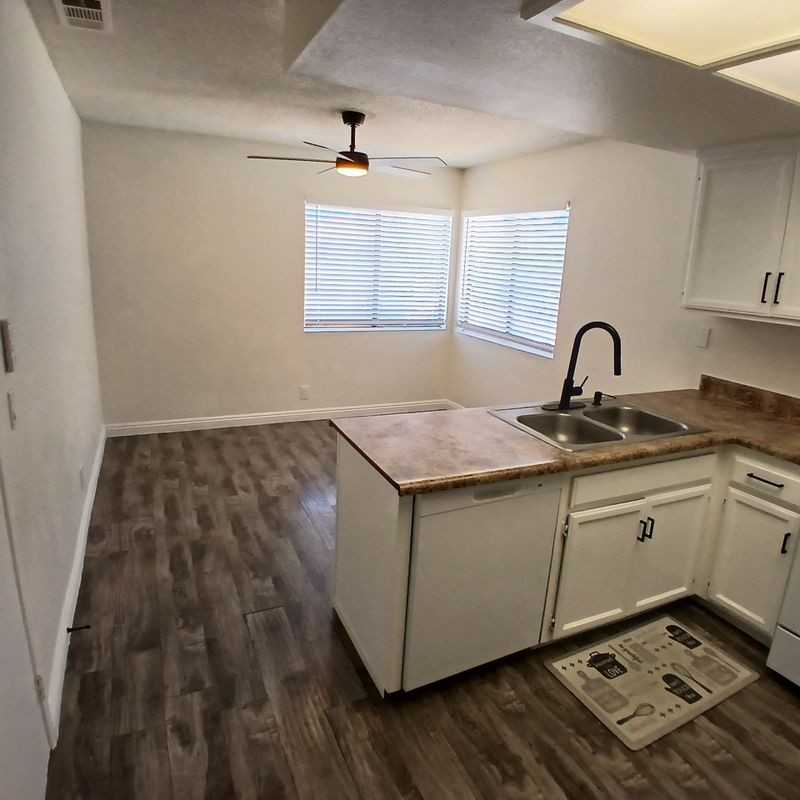 509 E Avenue Q2 Apt B - Photo 3 of 11