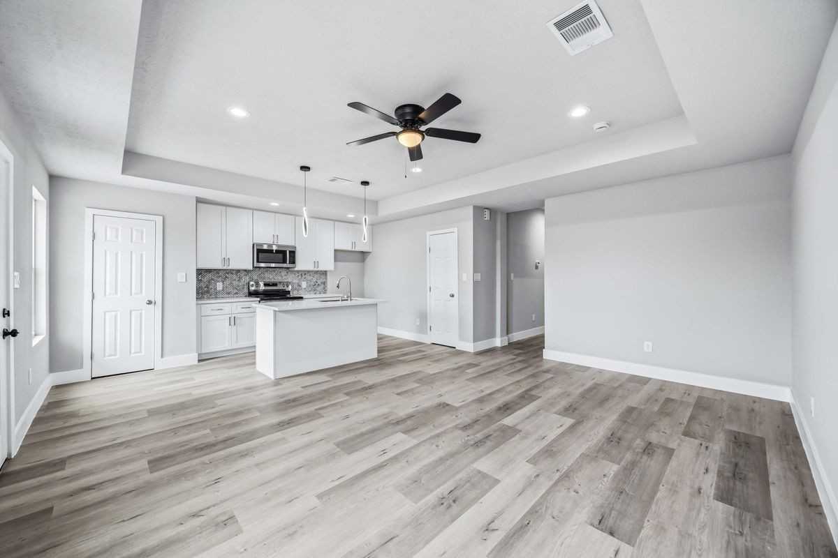 8512 Farqueson St - Photo 4 of 31