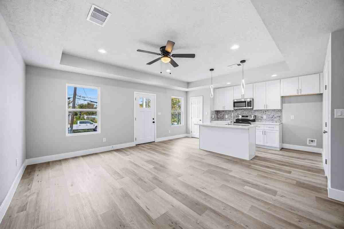 8512 Farqueson St - Photo 6 of 31