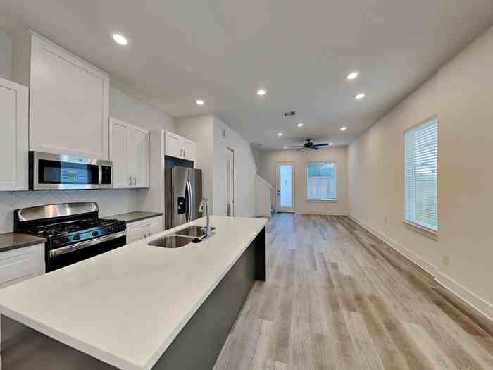 221 Oriole St - Photo 6 of 19