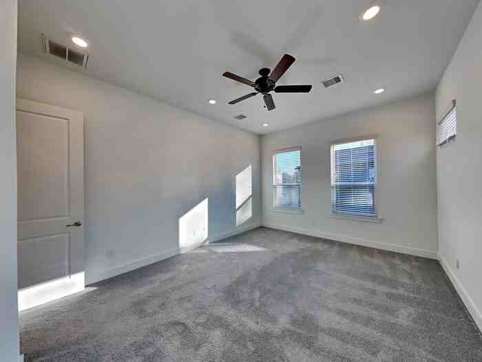 221 Oriole St - Photo 7 of 19