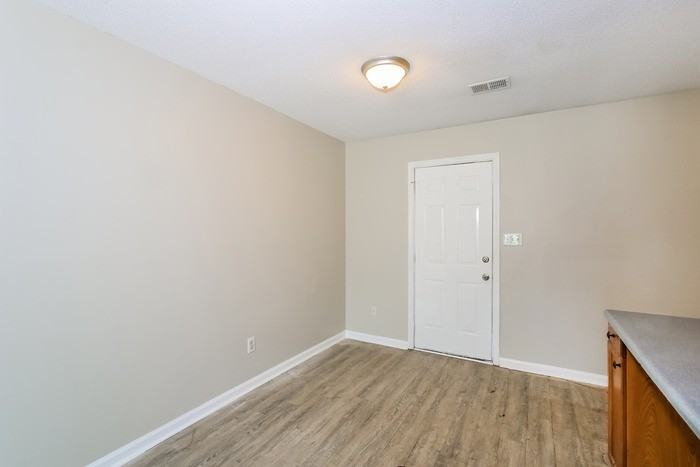 1910 Neptune Dr - Photo 4 of 11