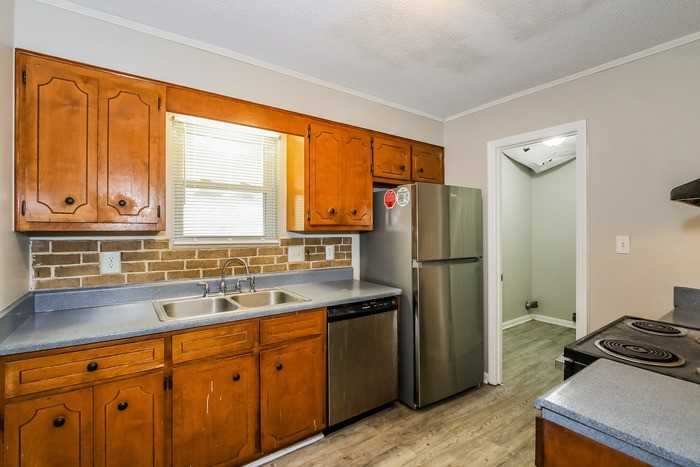 1910 Neptune Dr - Photo 5 of 11