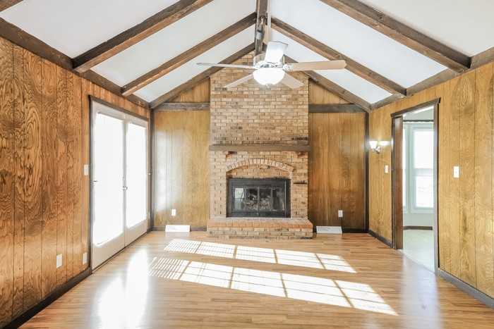 204 N Woodson Dr - Photo 2 of 8