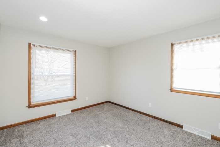 204 N Woodson Dr - Photo 7 of 8