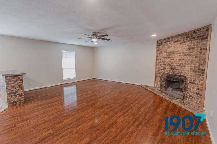 2116 Memphis Dr - Photo 4 of 24
