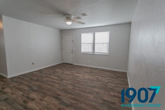 217 W 9th St - Photo 5 of 33