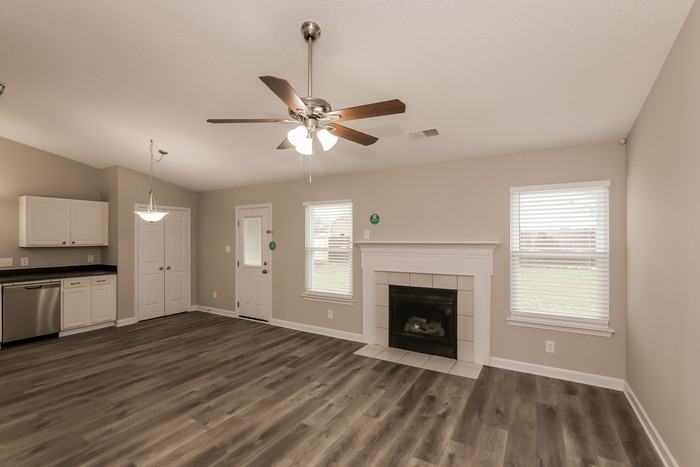 4936 Aldersbrook Dr - Photo 4 of 15