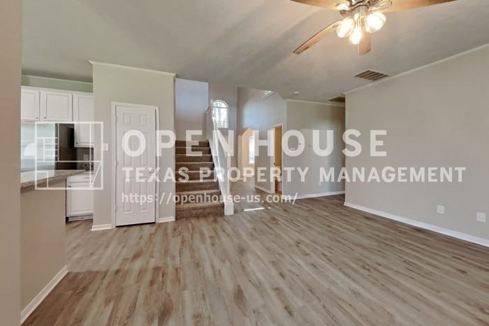 17903 Timber Crossing Ln - Photo 4 of 21