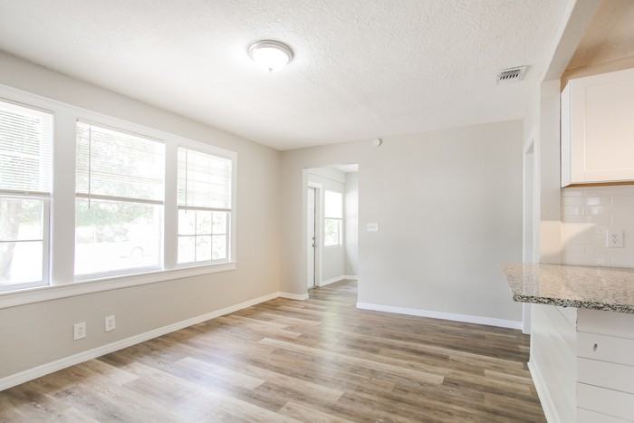 3257 Liberty Cir - Photo 4 of 15
