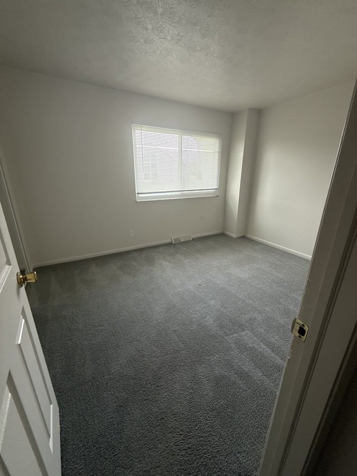 143 E Overdale Dr #C - Photo 6 of 9