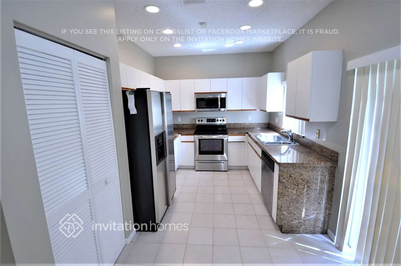 10444 Sunstream Ln - Photo 4 of 16