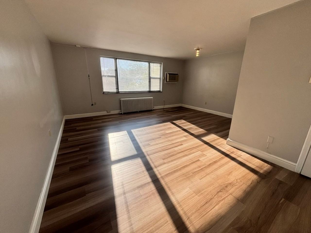 Royal Garden Apartments - Photo 5 of 28
