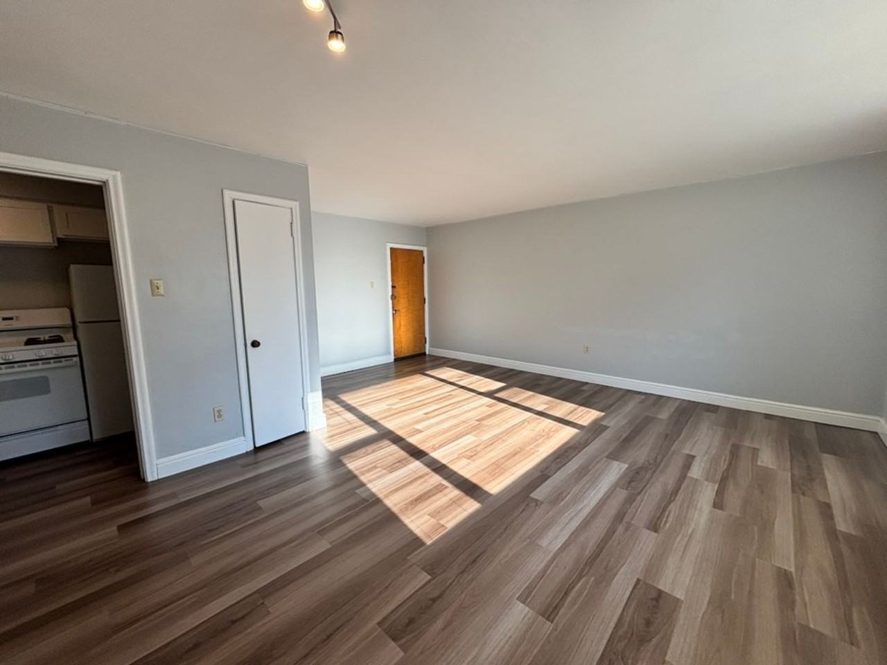 Royal Garden Apartments - Photo 4 of 28