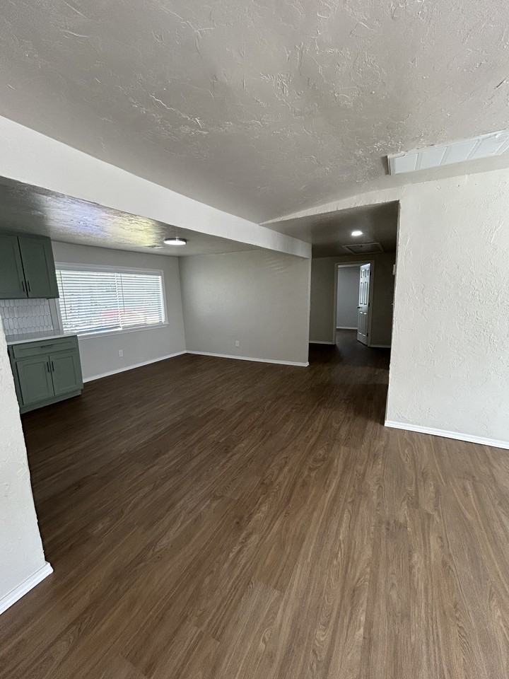 711 1/2 W Hill St #1 - Photo 2 of 12