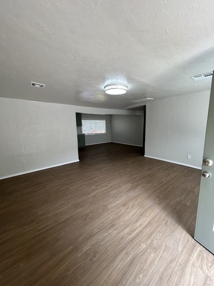 711 1/2 W Hill St #1 - Photo 3 of 12
