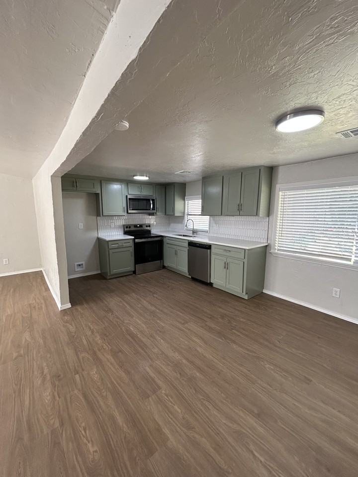 711 1/2 W Hill St #1 - Photo 4 of 12