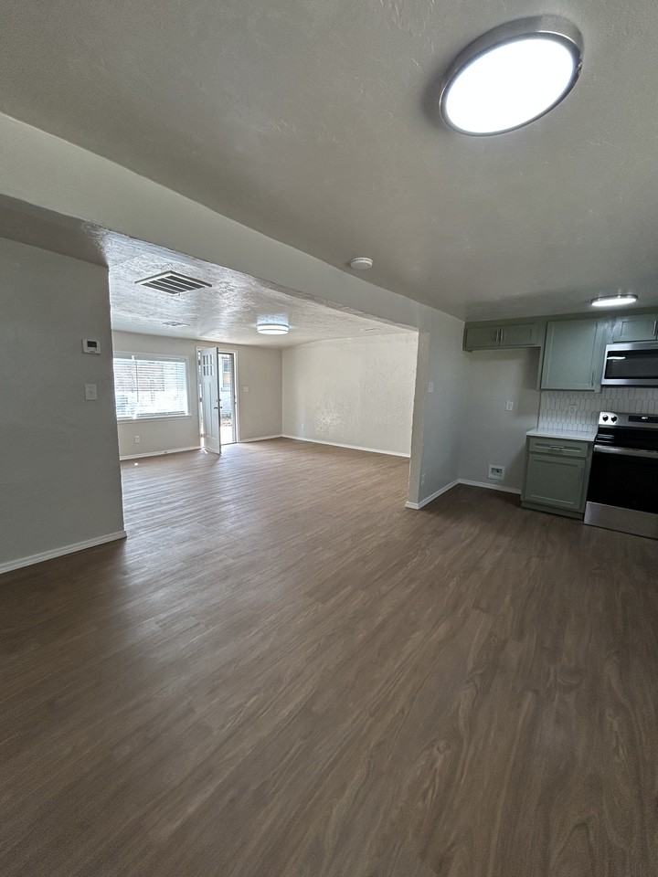 711 1/2 W Hill St #1 - Photo 5 of 12