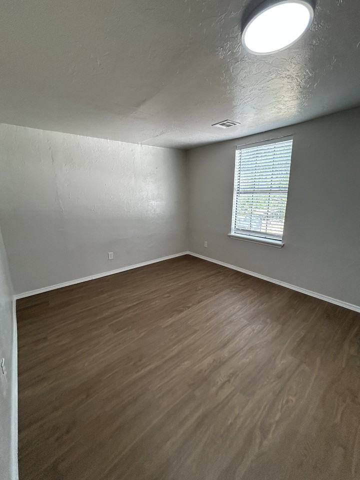 711 1/2 W Hill St #1 - Photo 6 of 12