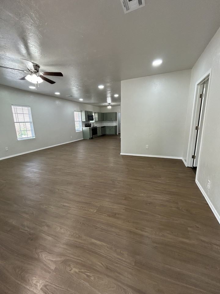711 W Hill St #1 - Photo 3 of 14