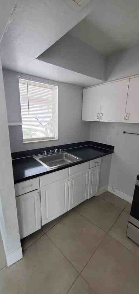 921 Sw 10th Dr #3 - Photo 3 of 19