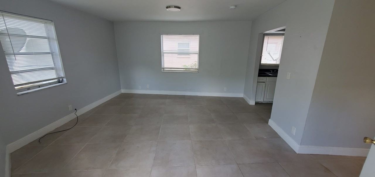 921 Sw 10th Dr #3 - Photo 4 of 19