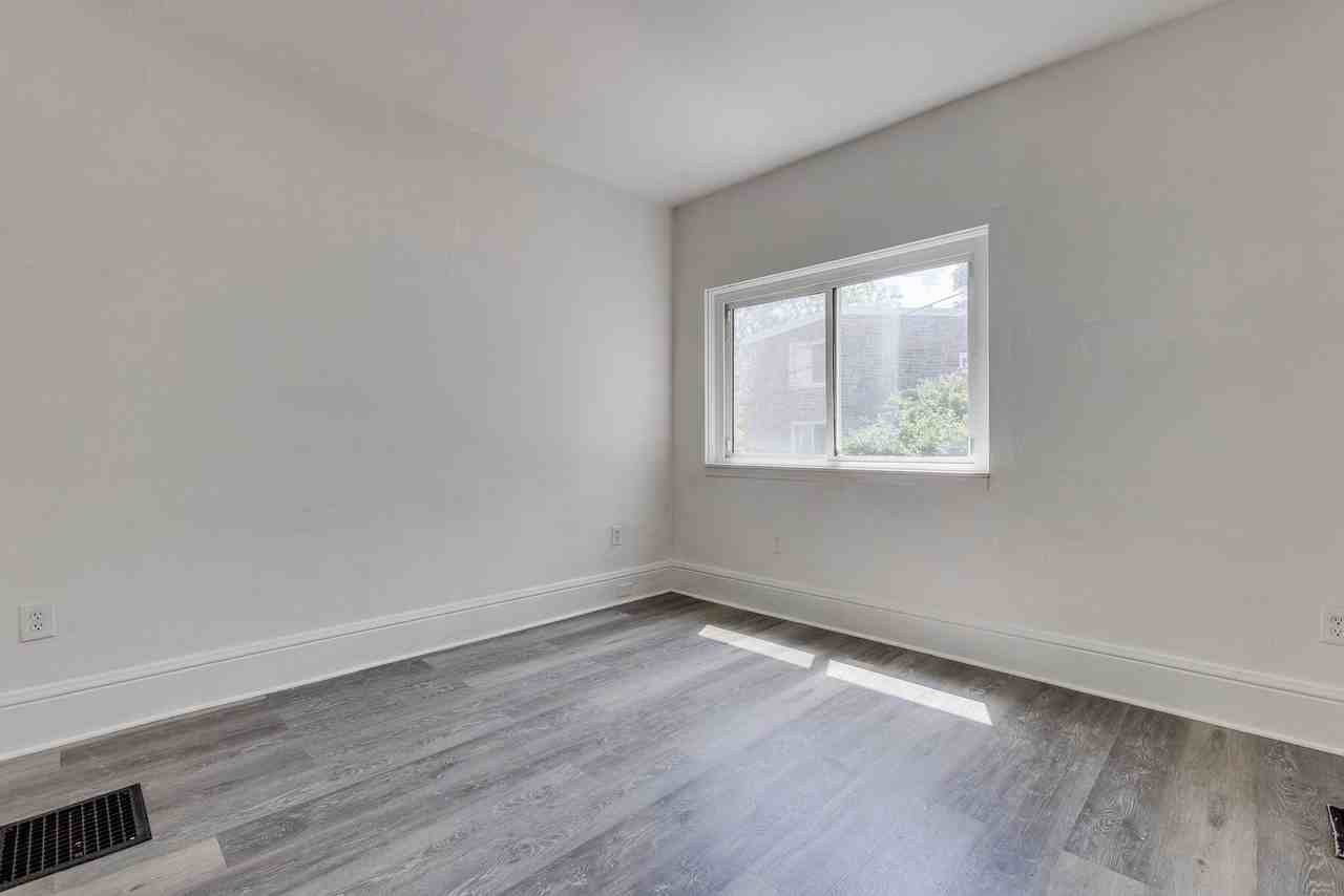 949 Freeland St - Photo 5 of 20