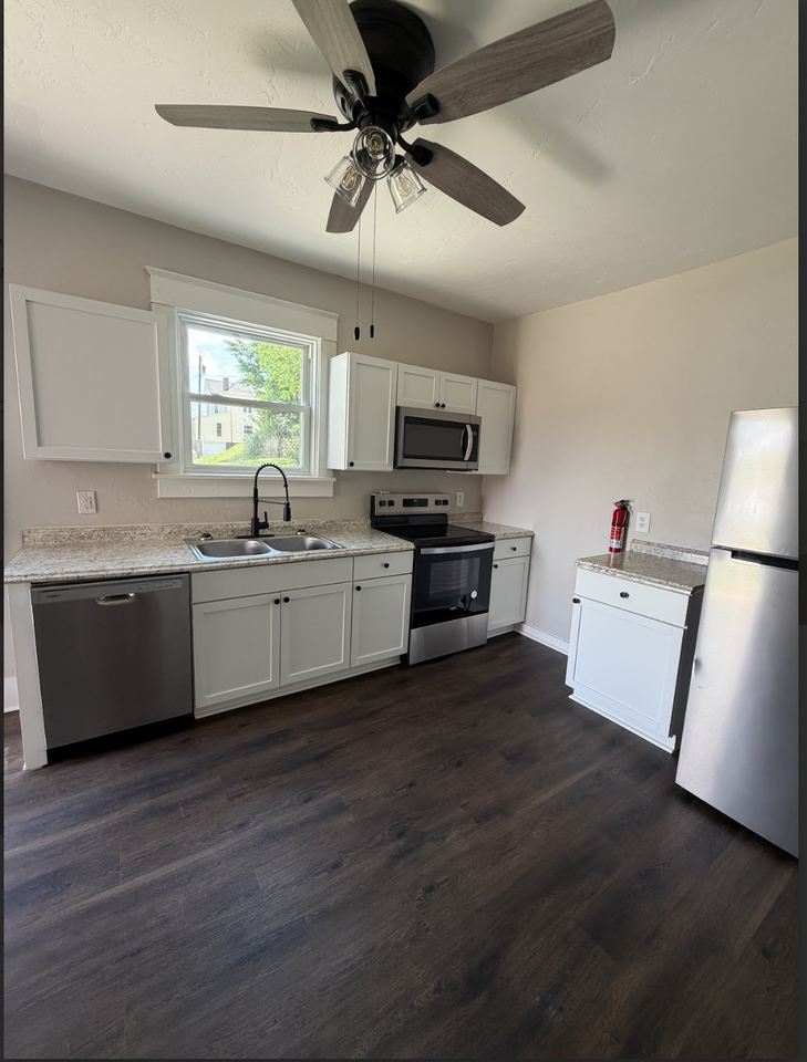438 Westminster Ave #438UNIT1 - Photo 2 of 8